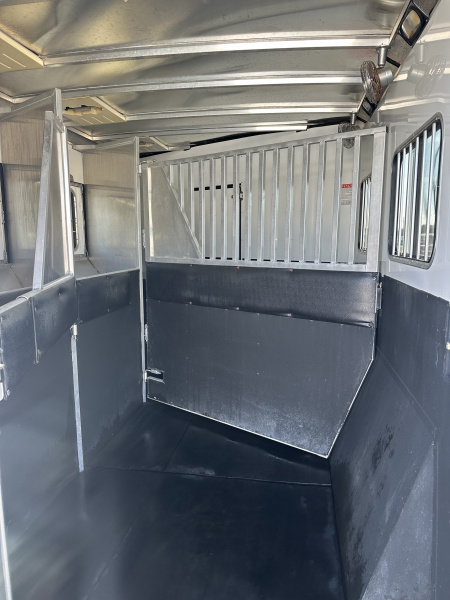 Used 2007 Sundowner 3 Horse Living Quarters Gooseneck Horse Trailer