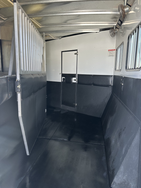 Used 2007 Sundowner 3 Horse Living Quarters Gooseneck Horse Trailer