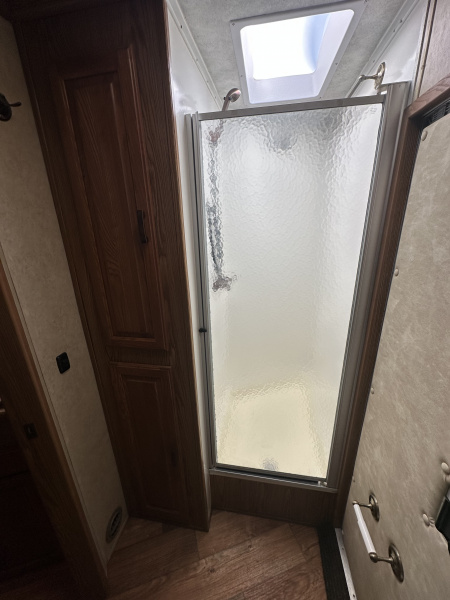 Used 2007 Sundowner 3 Horse Living Quarters Gooseneck Horse Trailer