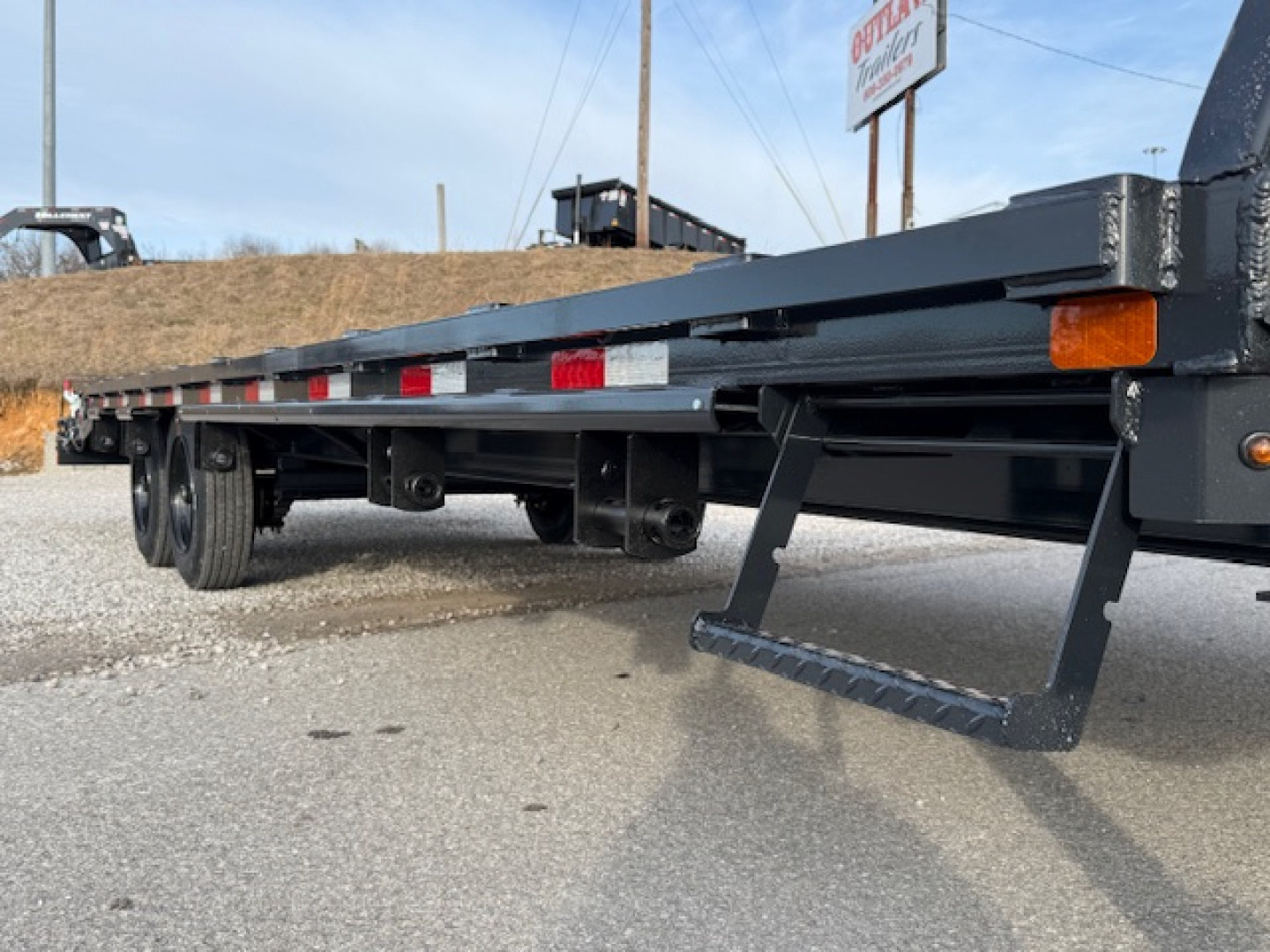 New HillCrest Gooseneck 20+5 17.6 W/ Max Ramps W/ Ratchet Rail, Locking Chain Rack, & 5 Winches/Straps