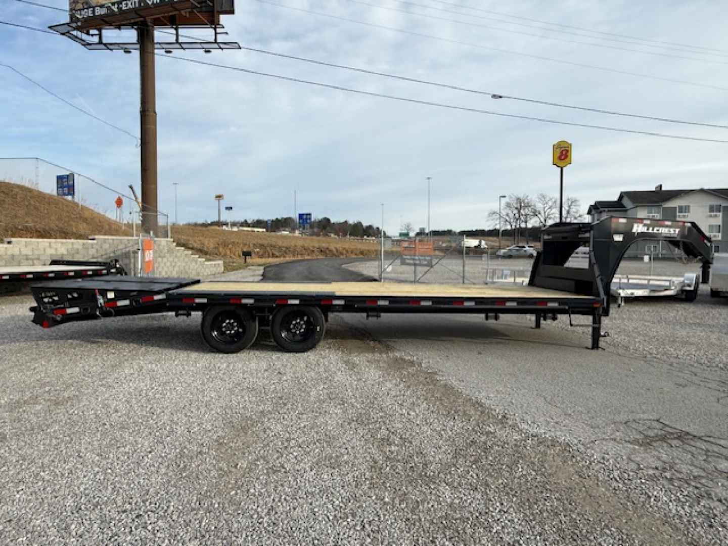 New HillCrest Gooseneck 20+5 17.6 W/ Max Ramps W/ Ratchet Rail, Locking Chain Rack, & 5 Winches/Straps