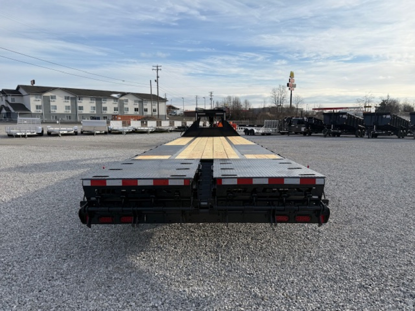 New HillCrest Gooseneck 25+5 25.9 W/ Max Ramps & Ratchet Rail