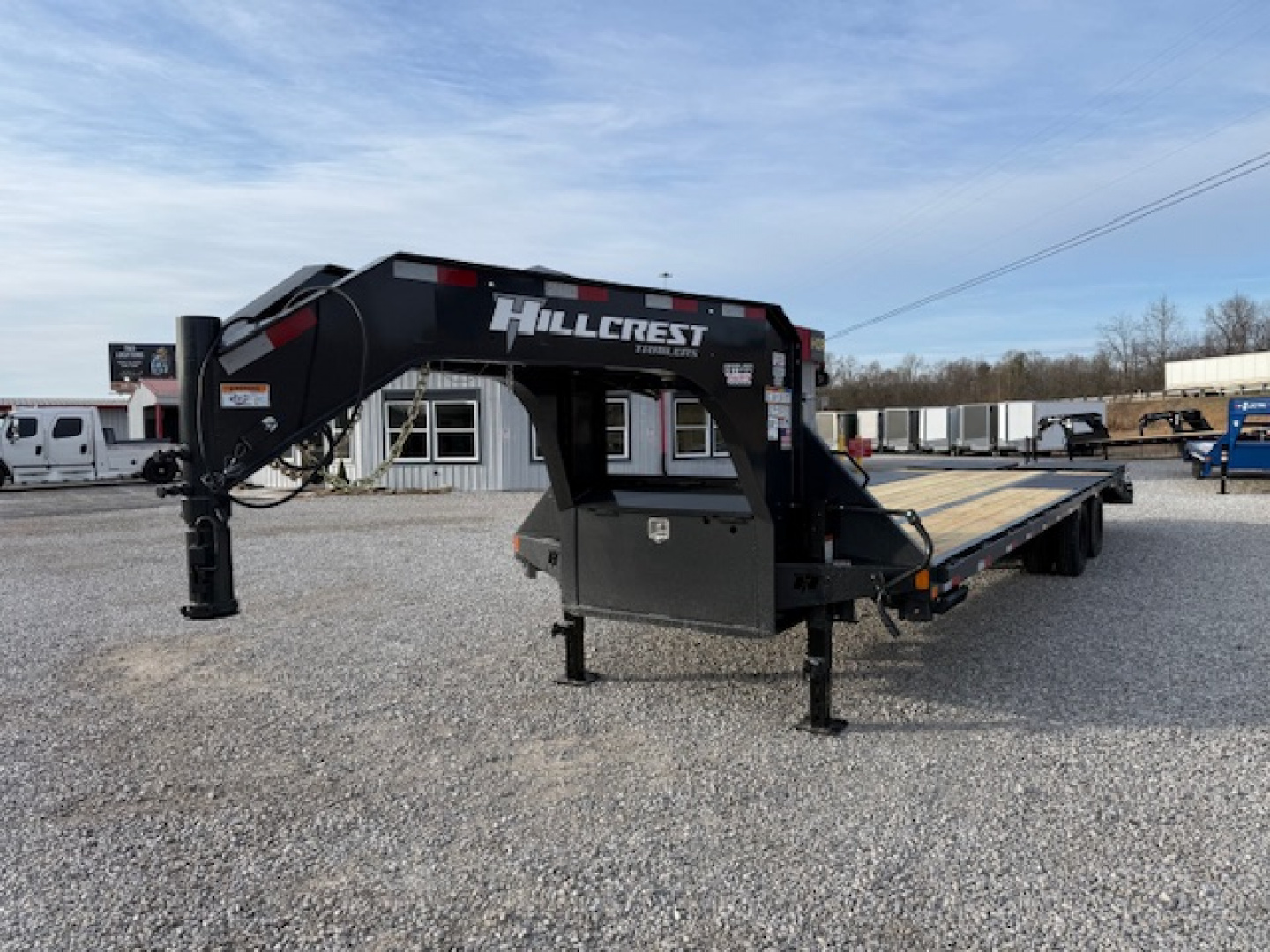 New HillCrest Gooseneck 25+5 25.9 W/ Max Ramps & Ratchet Rail