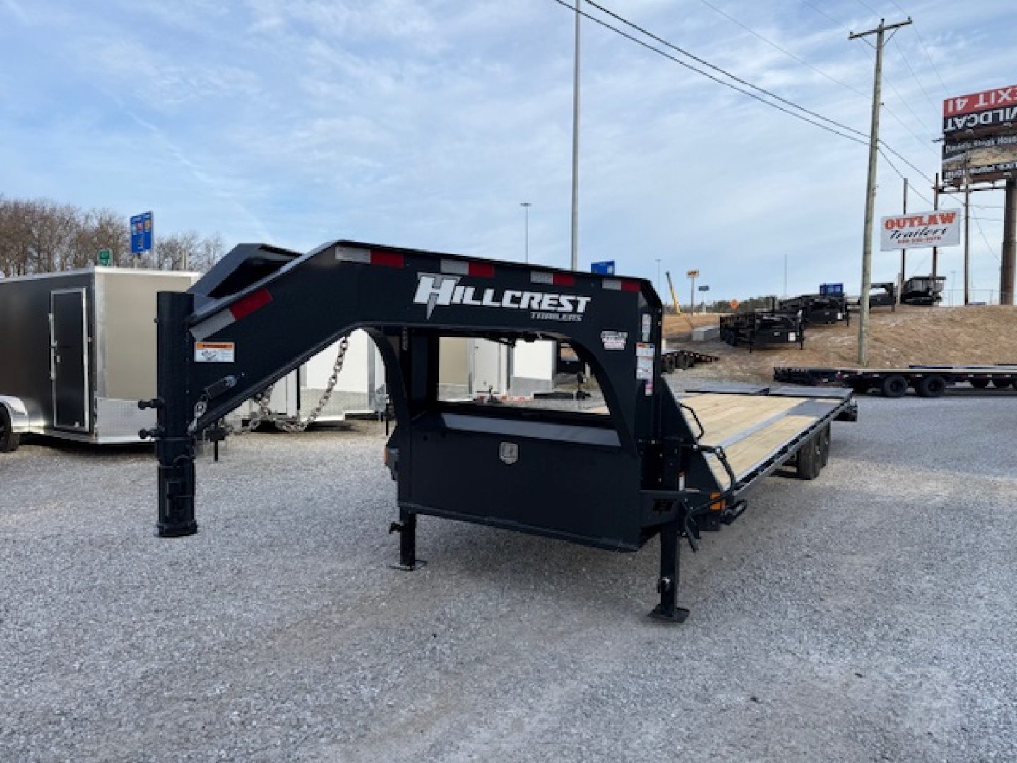 New HillCrest Gooseneck 25+5 15.9 W/ Max Ramps
