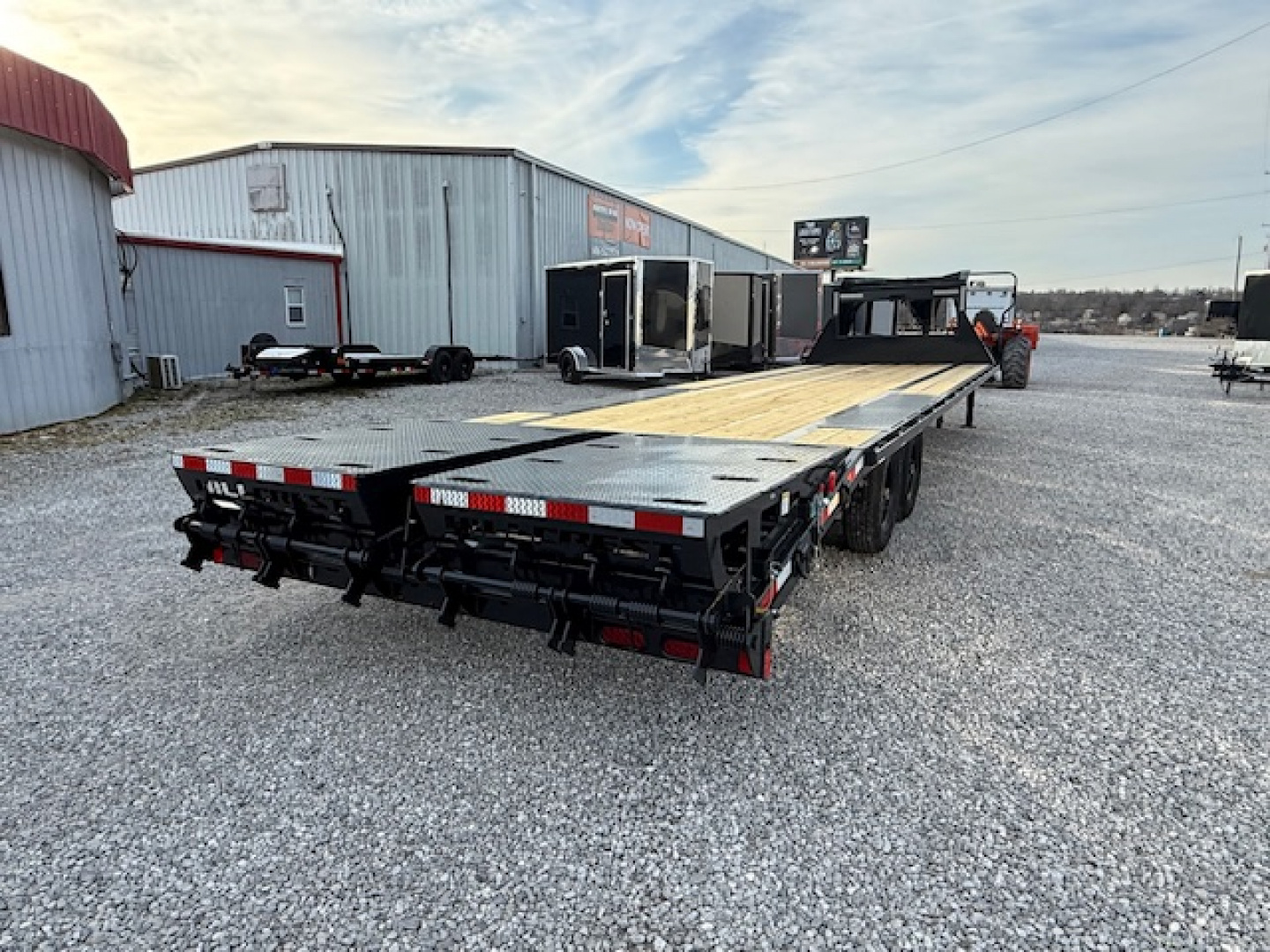 New HillCrest Gooseneck 25+5 15.9 W/ Max Ramps