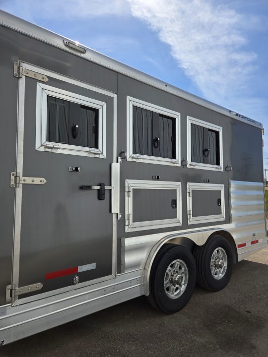 New 2025 Featherlite Trailers 9808-313B-STD Horse Trailer