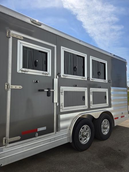 New 2025 Featherlite Trailers 9808-313B-STD Horse Trailer