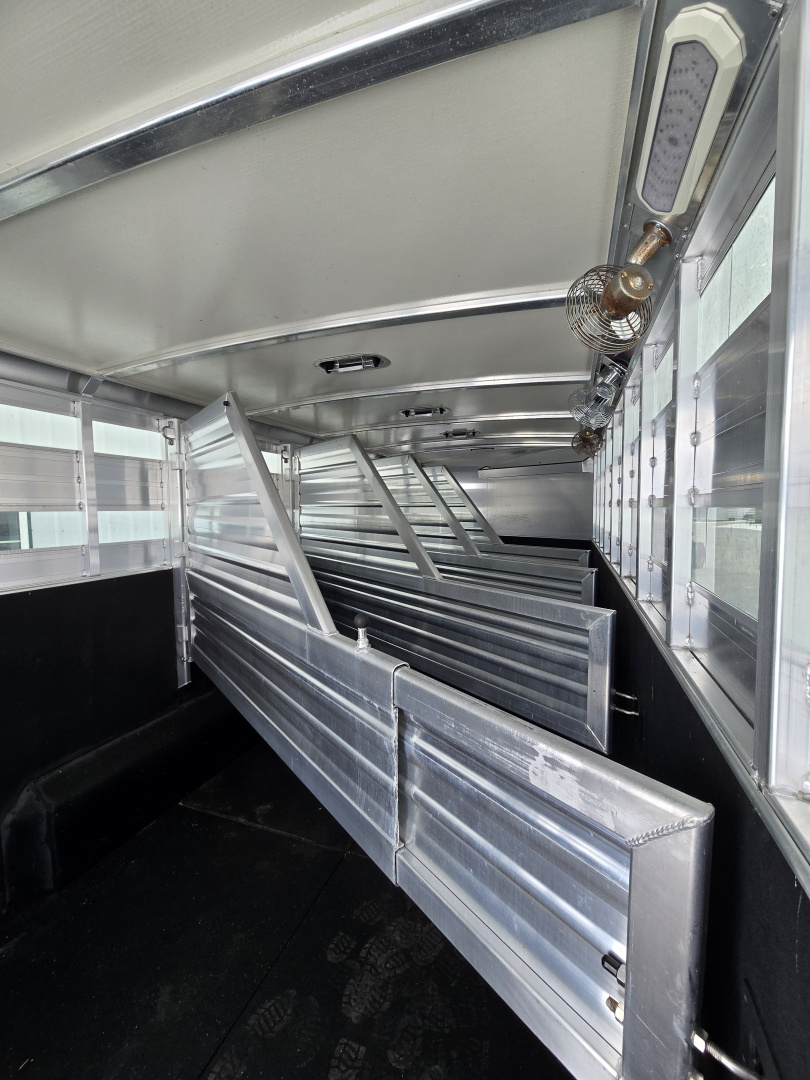 Used 2022 Cimarron 5 Horse Slant/ Stock Combo