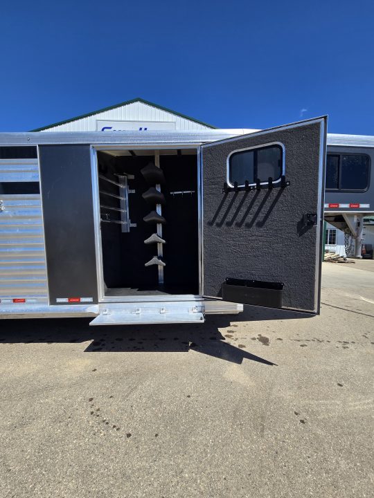 Used 2022 Cimarron 5 Horse Slant/ Stock Combo