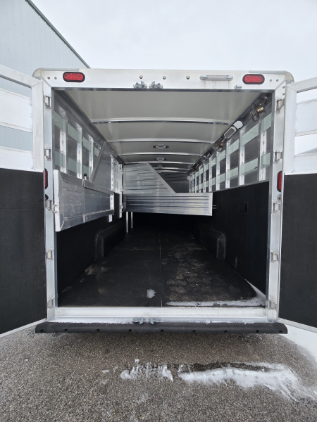 Used 2022 Cimarron 5 Horse Slant/ Stock Combo