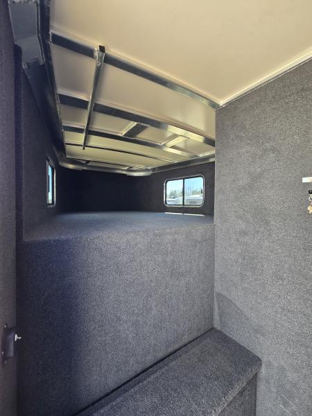 Used 2022 Cimarron 5 Horse Slant/ Stock Combo