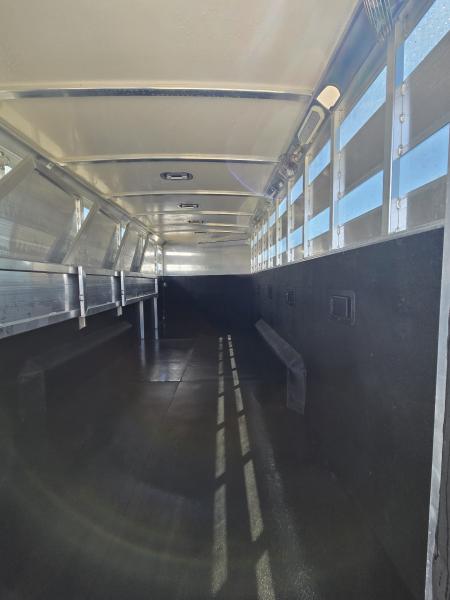 Used 2022 Cimarron 5 Horse Slant/ Stock Combo