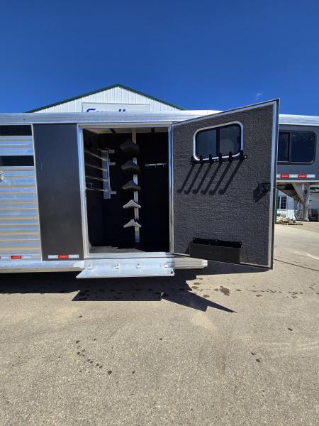 Used 2022 Cimarron 5 Horse Slant/ Stock Combo