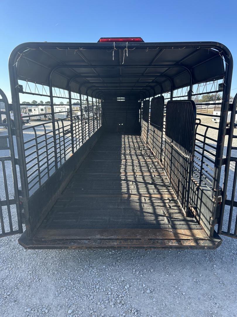 Used 2011 Gooseneck 32' Stock Gooseneck Horse Trailer