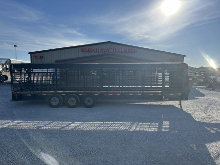 Used 2011 Gooseneck 32' Stock Gooseneck Horse Trailer