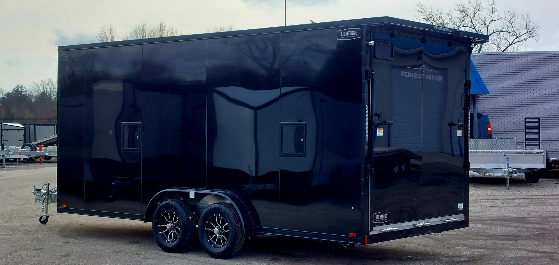 New 7.5 X 18 + 5 'VNOSE SNOWMOBILE ENCLOSED ALL ALUMINUM POLY COMPOSITE EXTERIOR LIGHTNING