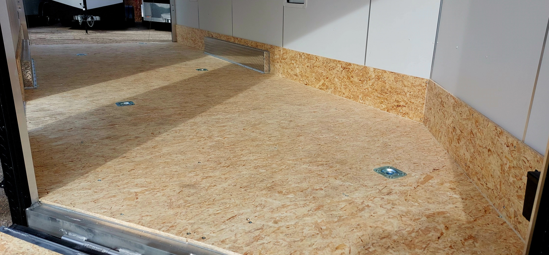 New 7.5 X 18 + 5 'VNOSE SNOWMOBILE ENCLOSED ALL ALUMINUM POLY COMPOSITE EXTERIOR LIGHTNING