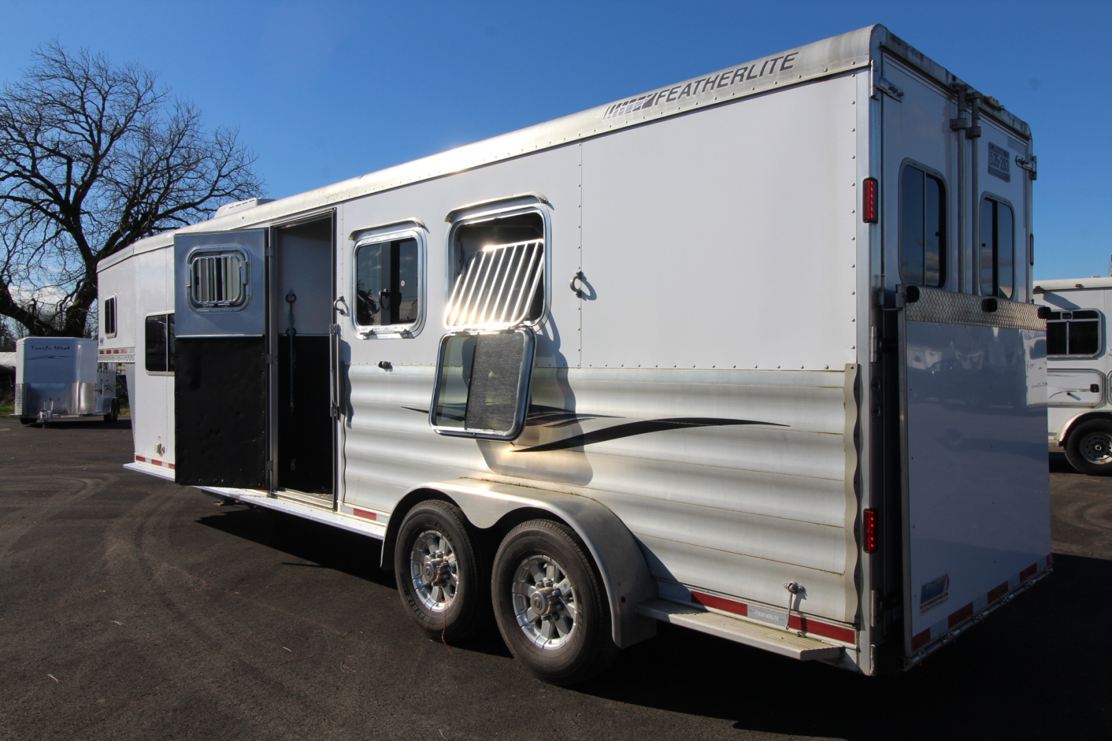 Consignment 2017 Featherlite 8533-673H Living Quarters 3 Horse Trailer- Call before coming to view!