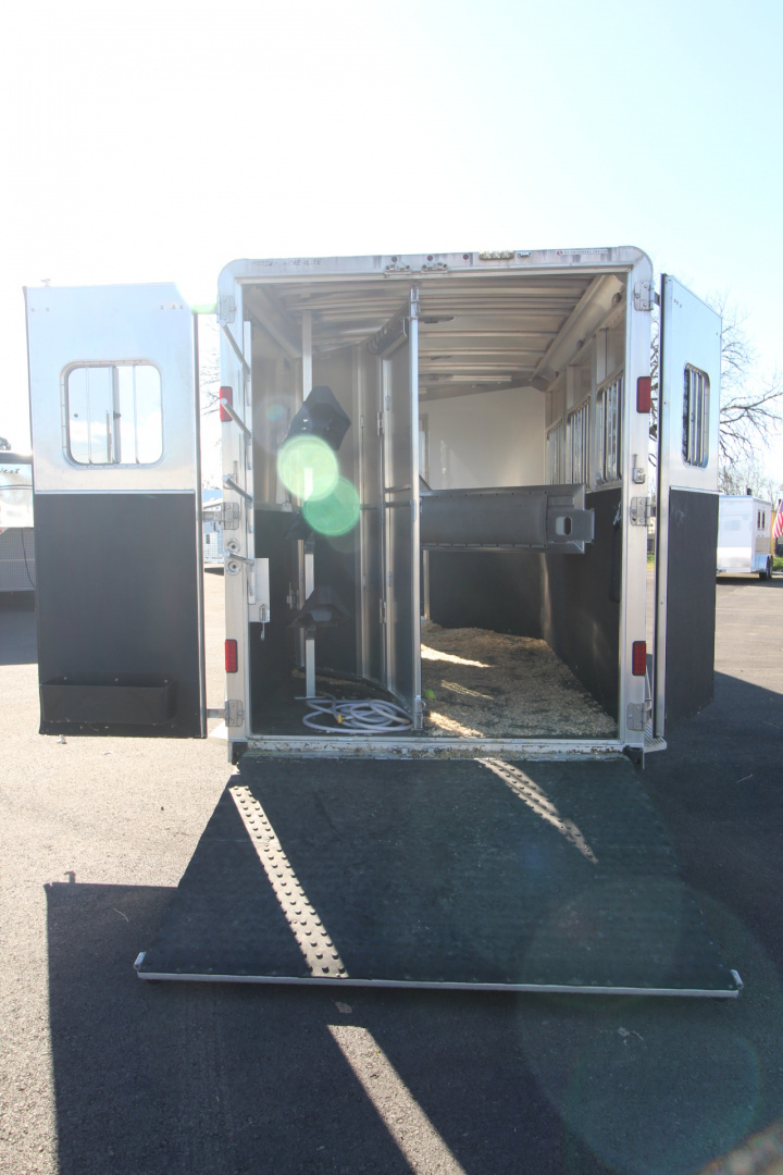 Consignment 2017 Featherlite 8533-673H Living Quarters 3 Horse Trailer- Call before coming to view!