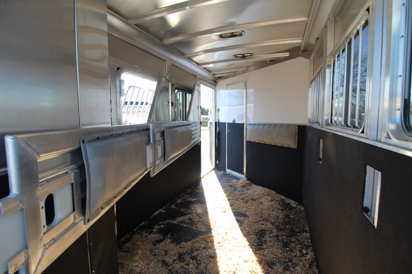 Consignment 2017 Featherlite 8533-673H Living Quarters 3 Horse Trailer- Call before coming to view!