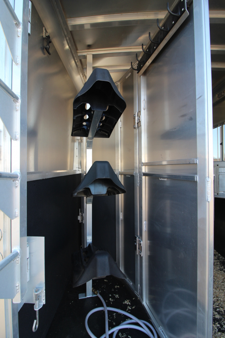 Consignment 2017 Featherlite 8533-673H Living Quarters 3 Horse Trailer- Call before coming to view!