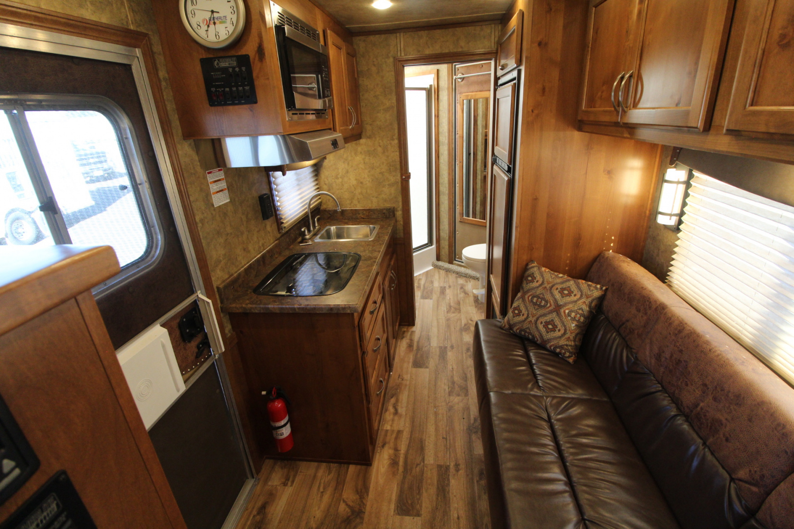 Consignment 2017 Featherlite 8533-673H Living Quarters 3 Horse Trailer- Call before coming to view!