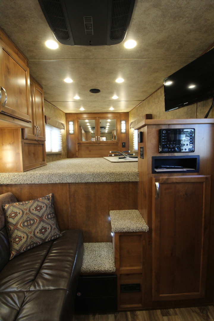 Consignment 2017 Featherlite 8533-673H Living Quarters 3 Horse Trailer- Call before coming to view!