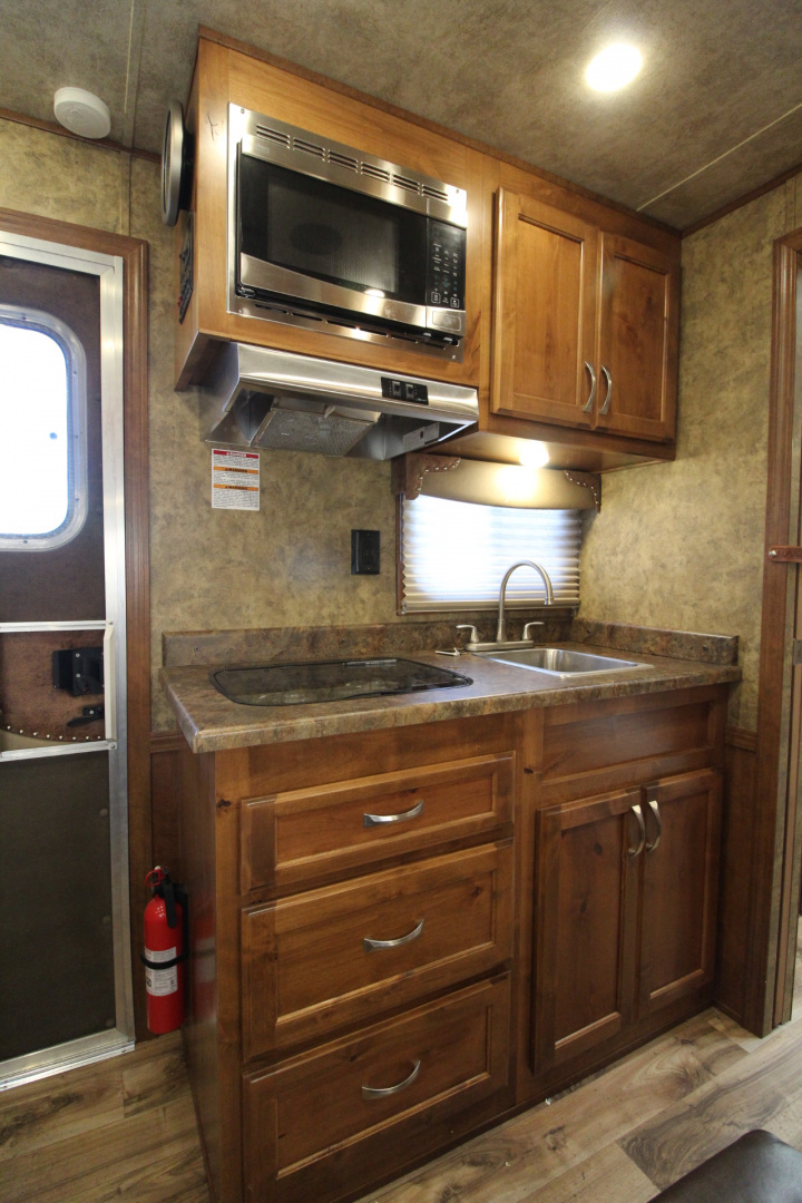 Consignment 2017 Featherlite 8533-673H Living Quarters 3 Horse Trailer- Call before coming to view!