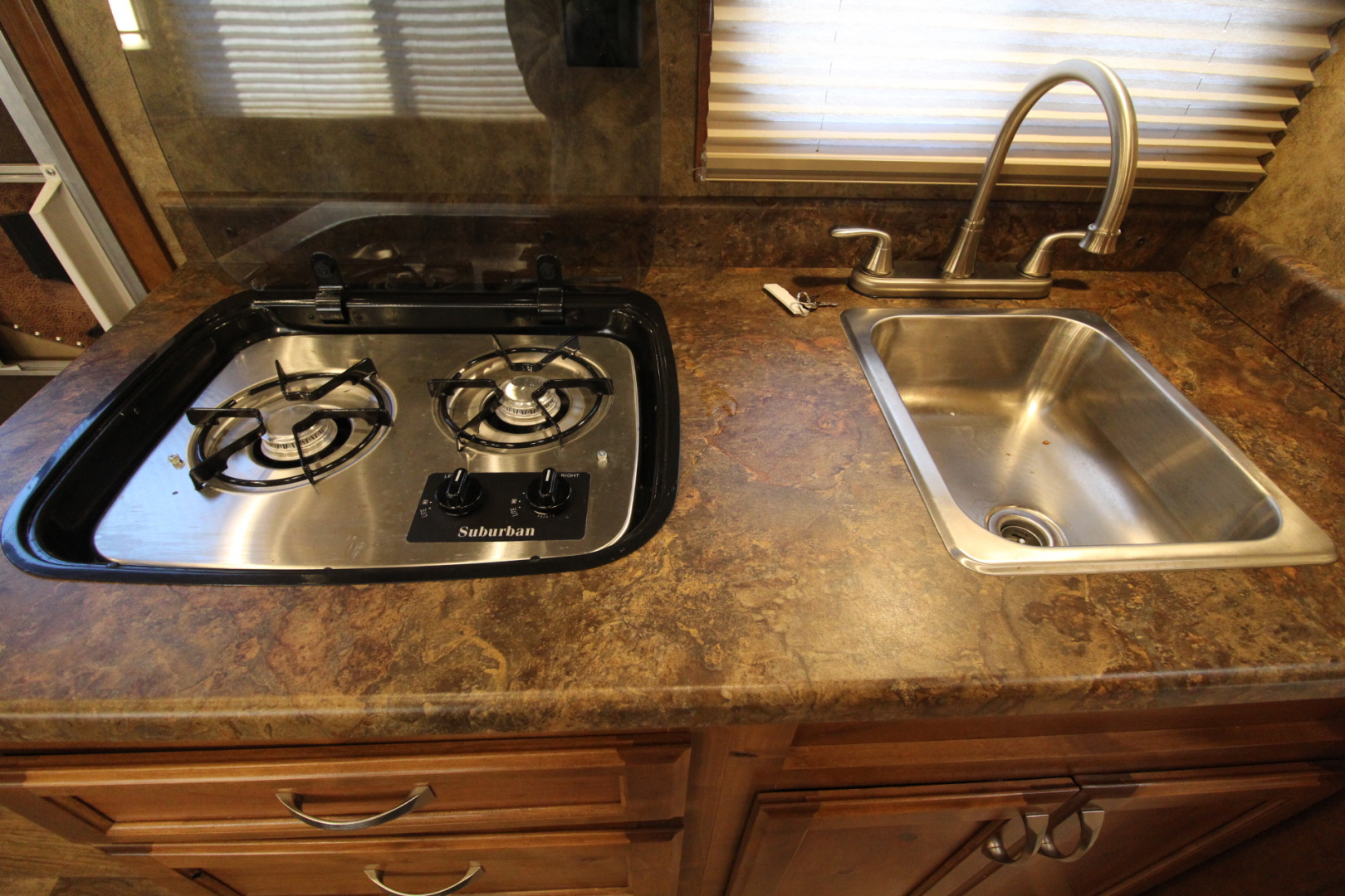 Consignment 2017 Featherlite 8533-673H Living Quarters 3 Horse Trailer- Call before coming to view!