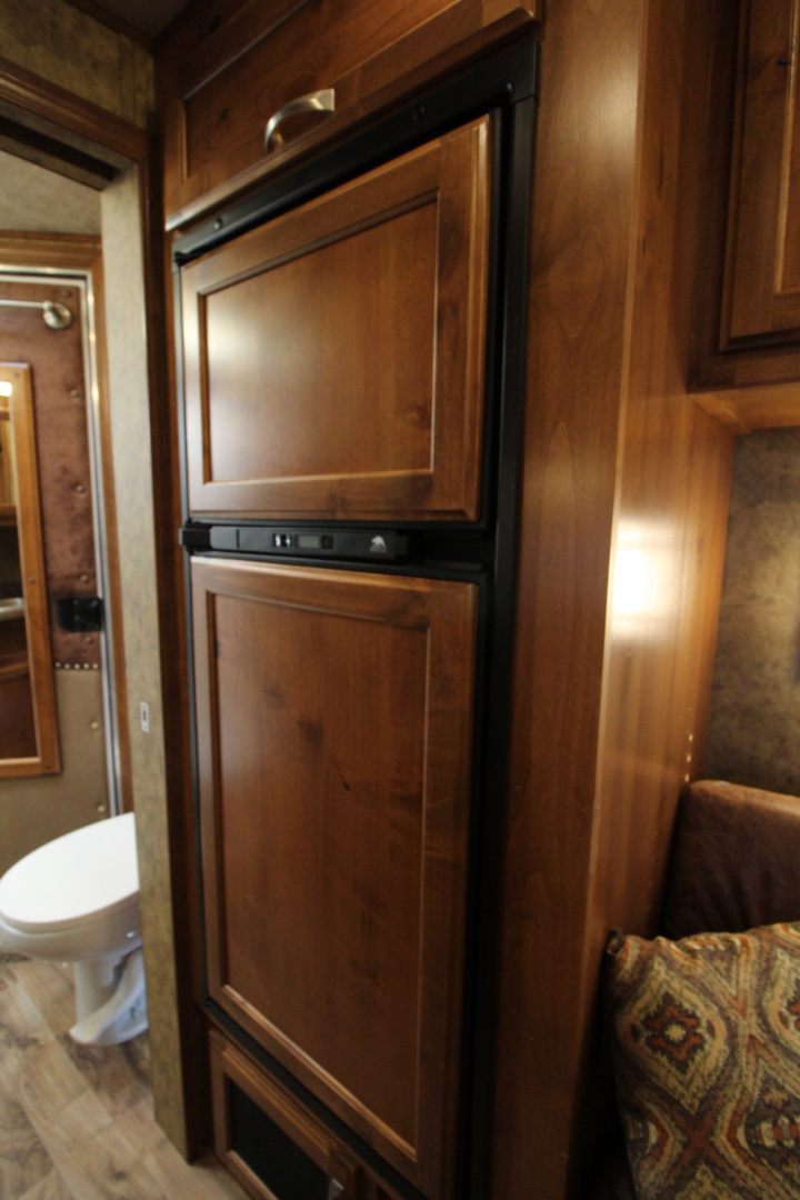 Consignment 2017 Featherlite 8533-673H Living Quarters 3 Horse Trailer- Call before coming to view!