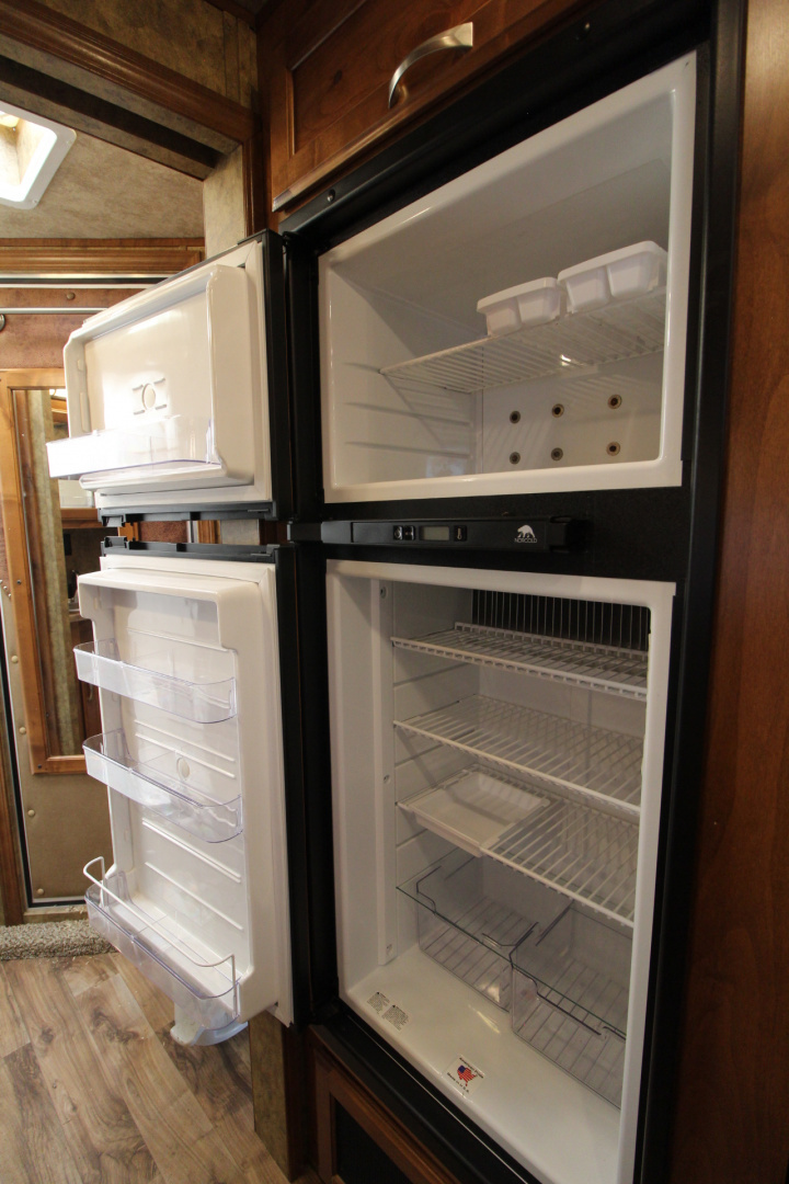 Consignment 2017 Featherlite 8533-673H Living Quarters 3 Horse Trailer- Call before coming to view!