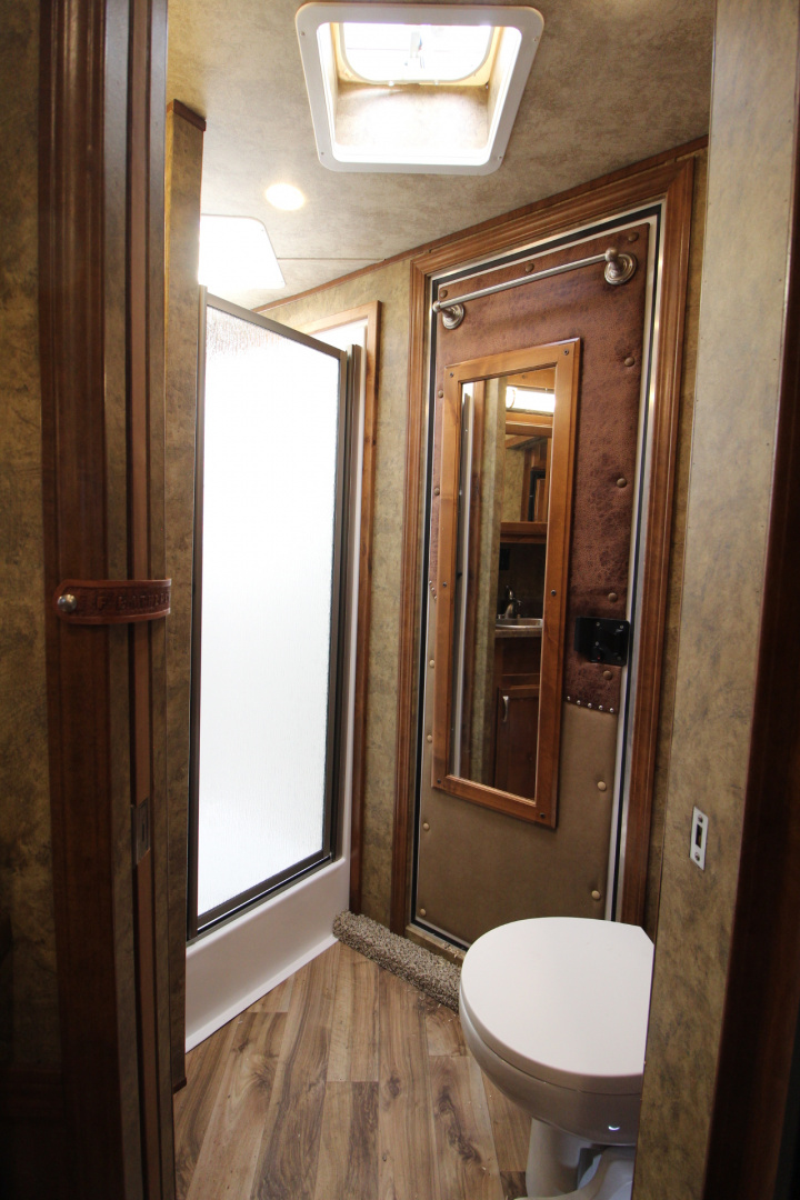 Consignment 2017 Featherlite 8533-673H Living Quarters 3 Horse Trailer- Call before coming to view!