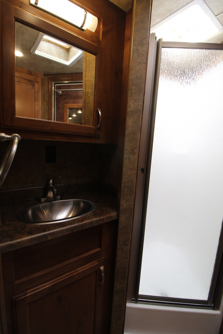 Consignment 2017 Featherlite 8533-673H Living Quarters 3 Horse Trailer- Call before coming to view!