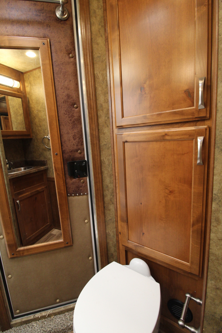 Consignment 2017 Featherlite 8533-673H Living Quarters 3 Horse Trailer- Call before coming to view!