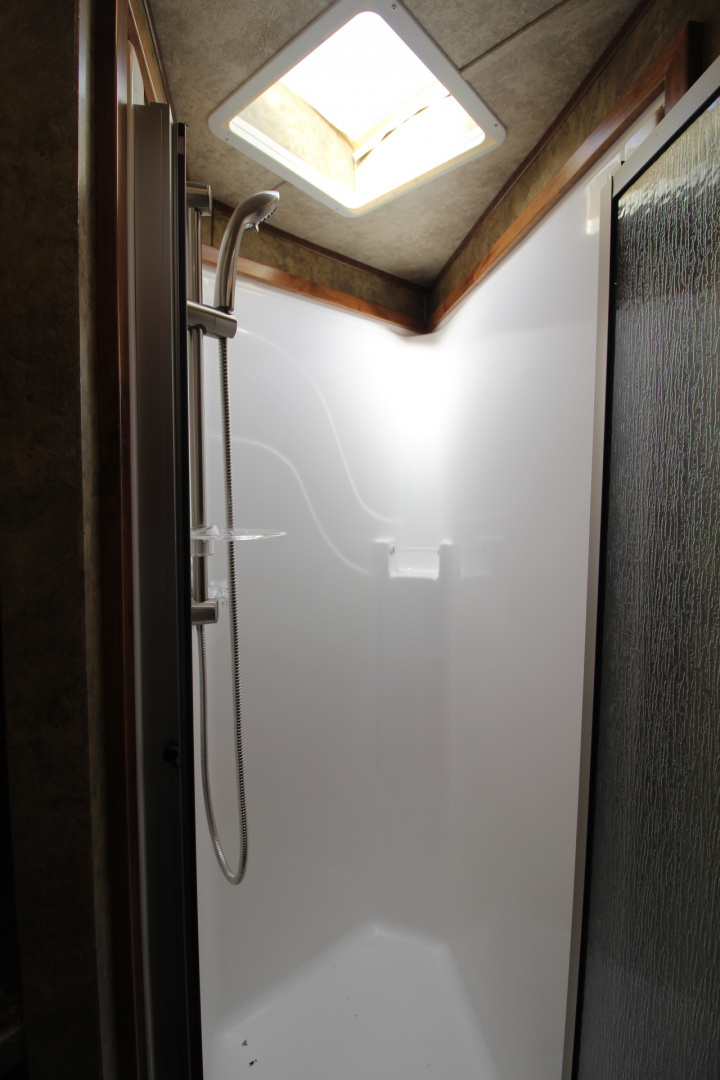 Consignment 2017 Featherlite 8533-673H Living Quarters 3 Horse Trailer- Call before coming to view!