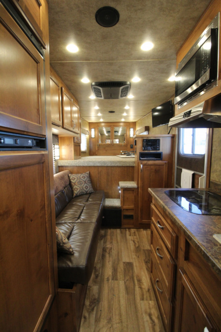 Consignment 2017 Featherlite 8533-673H Living Quarters 3 Horse Trailer- Call before coming to view!