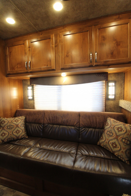 Consignment 2017 Featherlite 8533-673H Living Quarters 3 Horse Trailer- Call before coming to view!