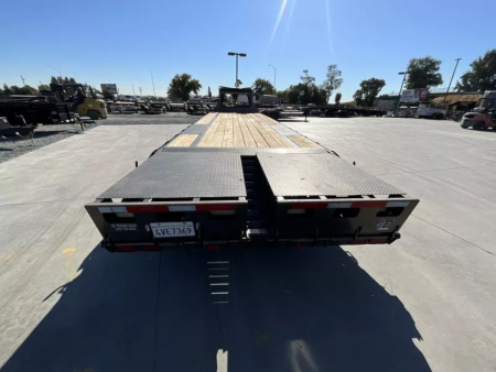 Used 2022 Diamond C Trailers FMAX207L32X102MR Flatbed Trailer
