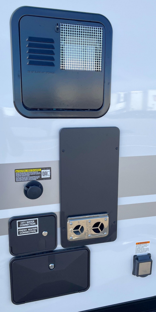 New ATC 2816 PLa 550 Aluminum Toy Hauler: Generator, Happijac, AC, Lifetrac