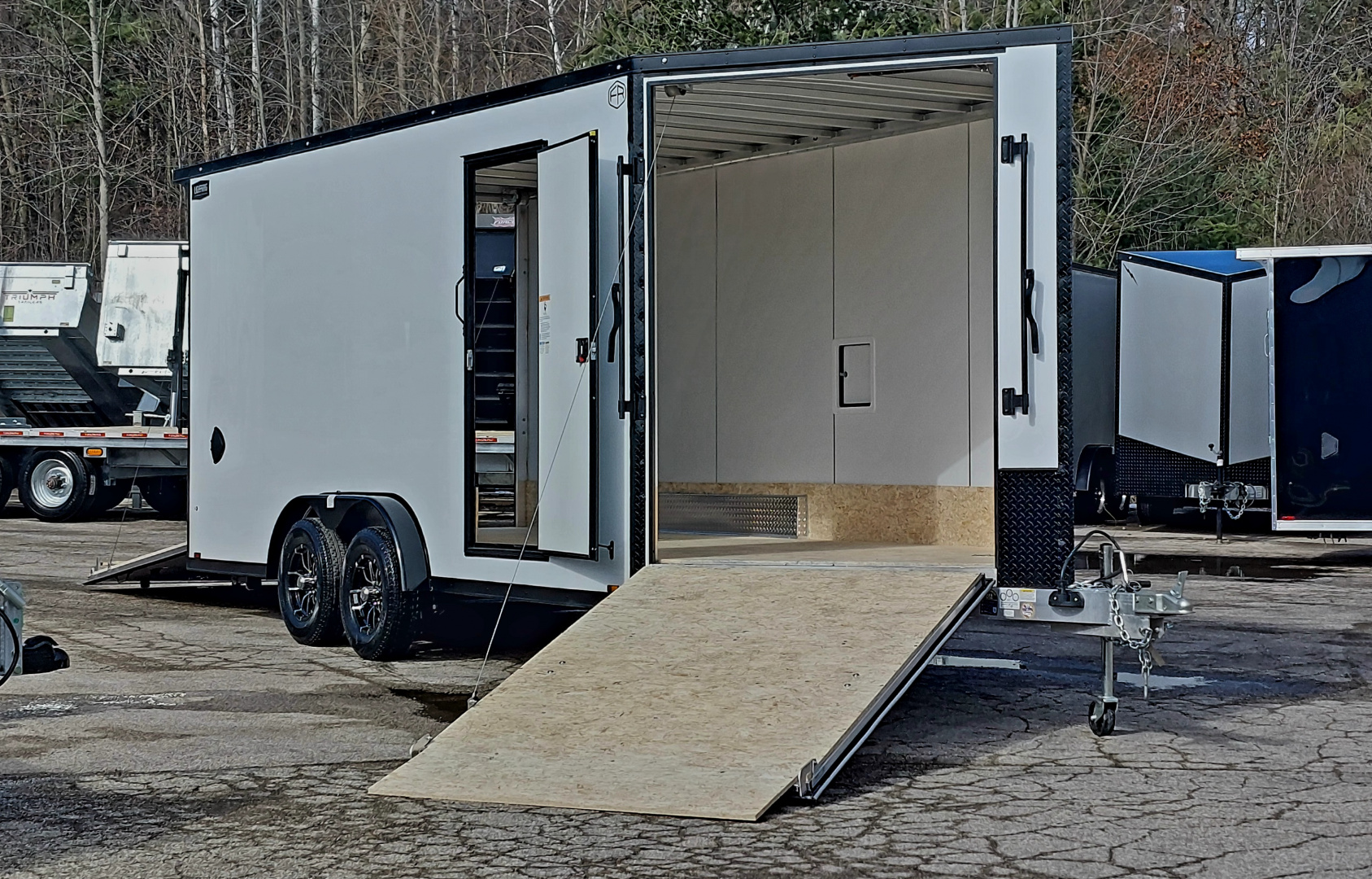 New 7.5 X 18 + 5' V-NOSE SNOWMOBILE ENCLOSED ALL ALUMINUM LIGHTNING 2026