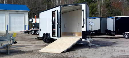 New 7.5 X 18 + 5' V-NOSE SNOWMOBILE ENCLOSED ALL ALUMINUM LIGHTNING 2026