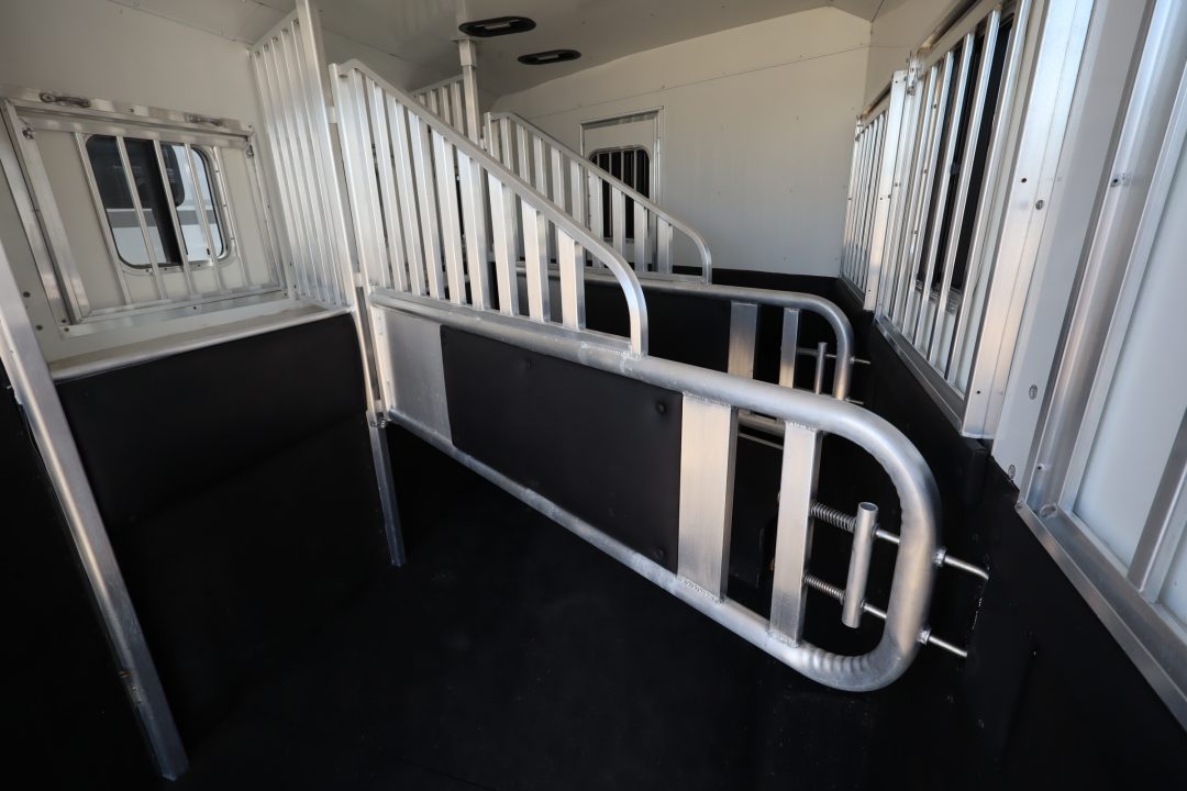 Used 2015 Merhow Trailers 3 Horse LQ Horse Trailer
