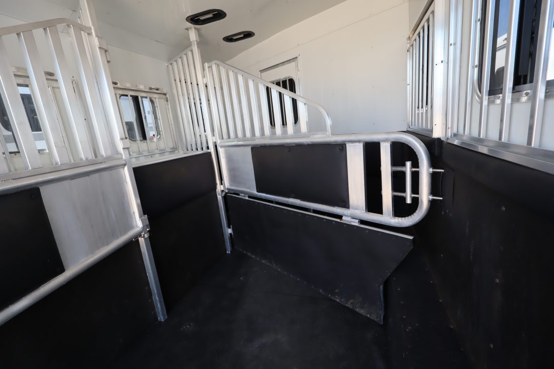Used 2015 Merhow Trailers 3 Horse LQ Horse Trailer