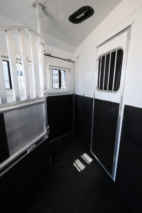 Used 2015 Merhow Trailers 3 Horse LQ Horse Trailer