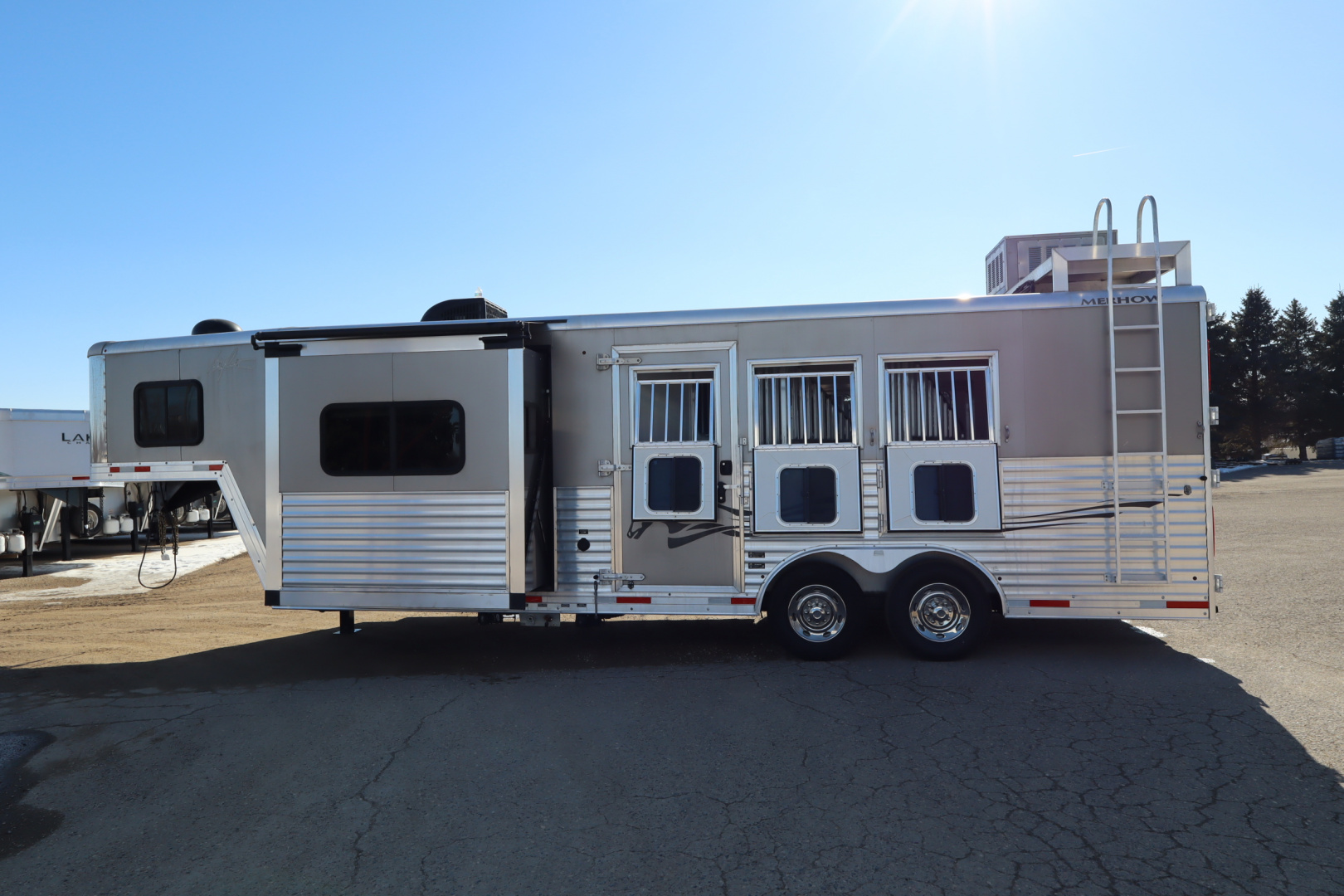 Used 2015 Merhow Trailers 3 Horse LQ Horse Trailer