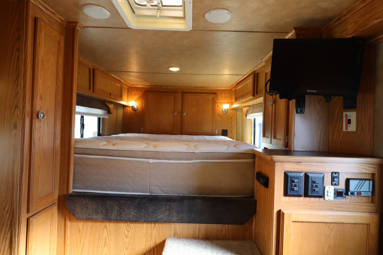 Used 2015 Merhow Trailers 3 Horse LQ Horse Trailer