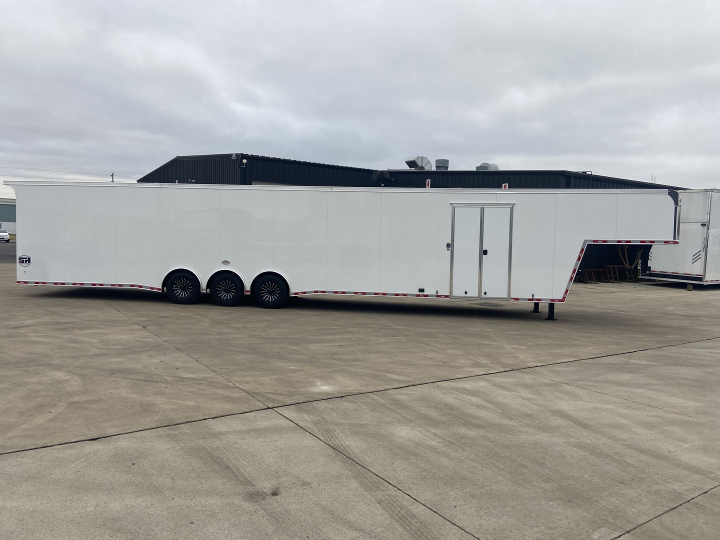 New United USHGN 48' Enclosed Trailer