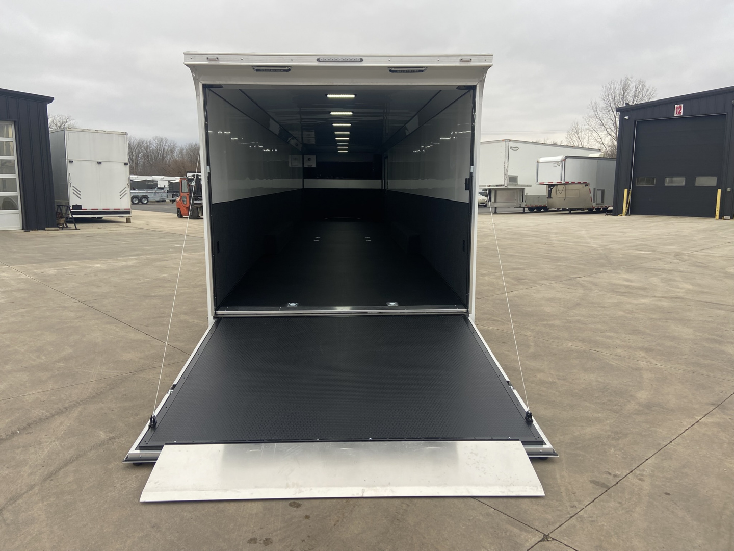 New United USHGN 48' Enclosed Trailer