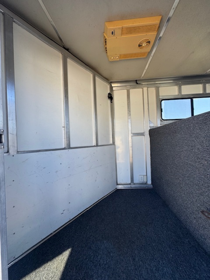 Used 2004 Shadow 2004 Shadow 3H GN W/ AC & Electric Horse Trailer
