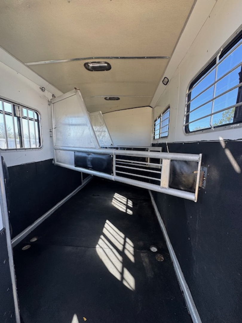 Used 2004 Shadow 2004 Shadow 3H GN W/ AC & Electric Horse Trailer